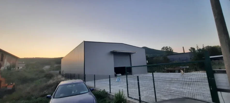 Tirane, jepet me qera magazine Kati 0, 400 m² 2.000 € (E arbrit)