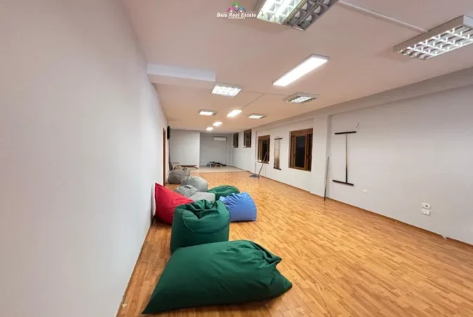 Tirane, jepet me qera zyre Kati 1, 188 m² 1.700 € (bill klinton)