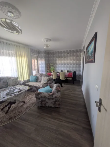 Shitet  Apartament 2+1 te Kompleksi Panorama, prane Shkollës Harry Fultz, Tek Stacioni i Trenit