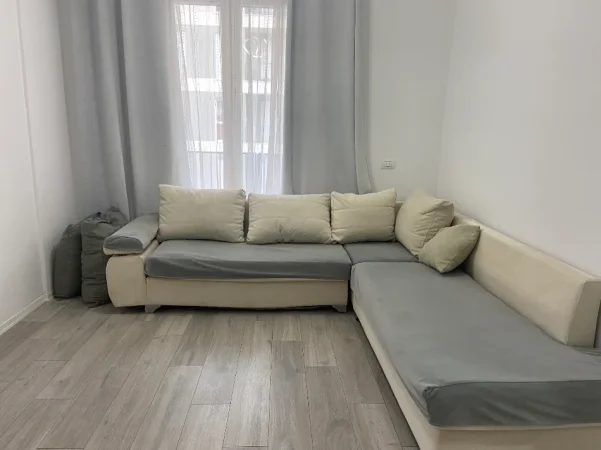 Tirane, jepet me qera apartament 1+1+Ballkon Kati 5, 57 m² 400 € (Univers City)