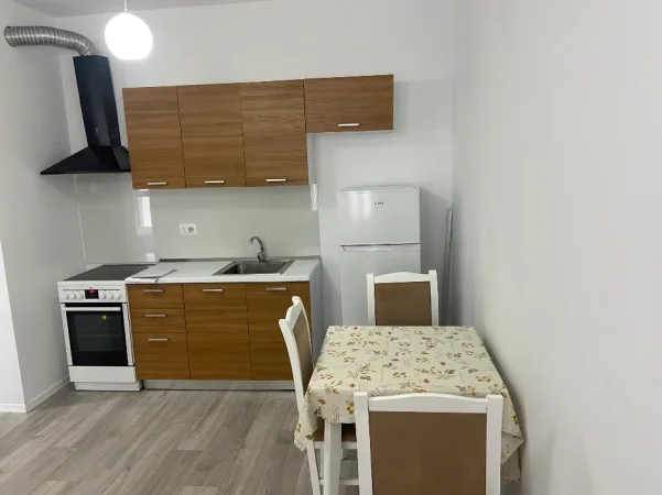 Tirane, jepet me qera apartament 1+1+Ballkon Kati 5, 57 m² 400 € (Univers City)