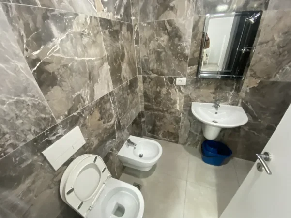 Tirane, jepet me qera apartament 1+1+Ballkon Kati 5, 57 m² 400 € (Univers City)