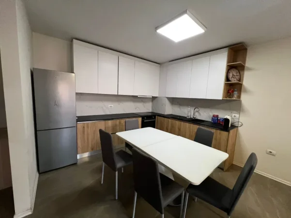 Tirane, jepet me qera apartament 3+1 Kati 6, 130 m² 780 € (fusha e aviacionit)