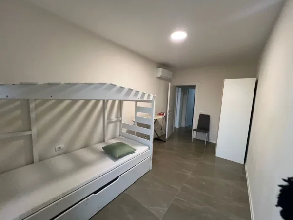 Tirane, jepet me qera apartament 3+1 Kati 6, 130 m² 780 € (fusha e aviacionit)