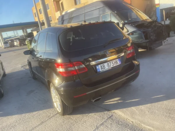 Tiran, shes B klas 1.8 Nafte, automat me 282mij km 2.500€ diskutushem/nderrim