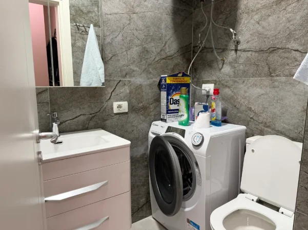 Tirane, jepet me qera apartament 2+1+Ballkon Kati 5, 94 m² 750 € (Rruga Hamdi Garunja Liqeni Thate, 200 m prane Hotel Radisson)