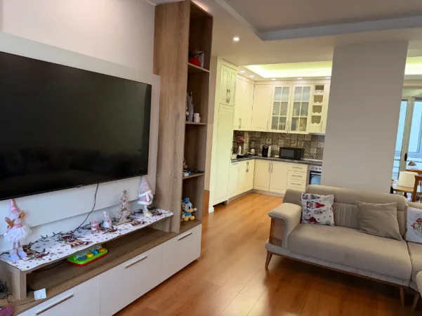 Tirane, jepet me qera apartament 2+1+Ballkon Kati 5, 94 m² 750 € (Rruga Hamdi Garunja Liqeni Thate, 200 m prane Hotel Radisson)