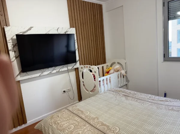 Tirane, jepet me qera apartament 2+1+Ballkon Kati 5, 94 m² 750 € (Rruga Hamdi Garunja Liqeni Thate, 200 m prane Hotel Radisson)