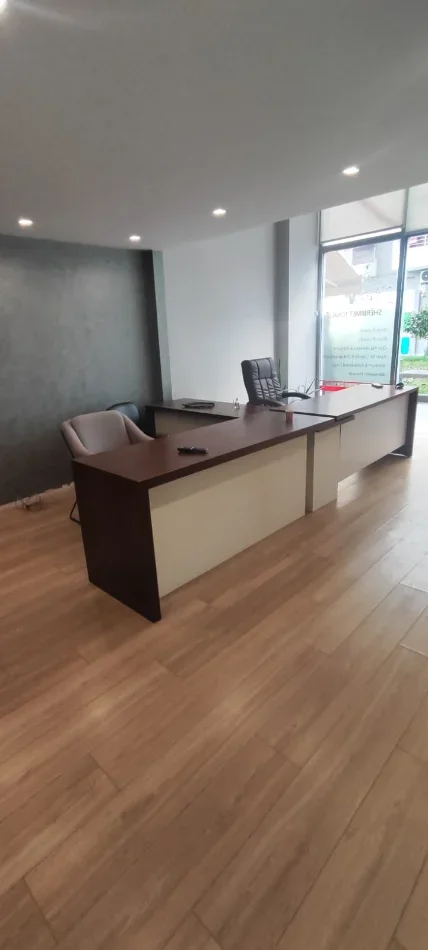 Tirane, jepet me qera ambjent biznesi Kati 0, 62 m² 700 € 
