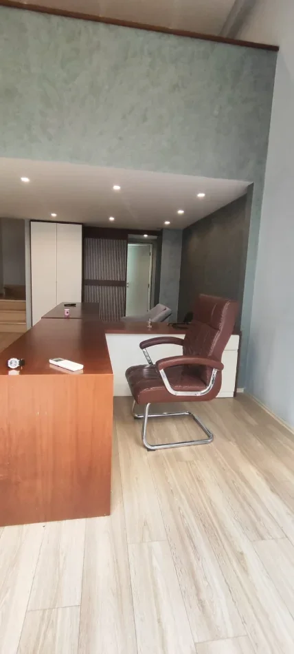 Tirane, jepet me qera ambjent biznesi Kati 0, 62 m² 700 € 