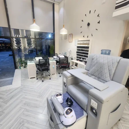 Tirane, shitet ambjent biznesi Kati 0, (pallati me shigjeta)