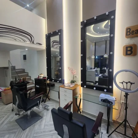 Tirane, shitet ambjent biznesi Kati 0, (pallati me shigjeta)