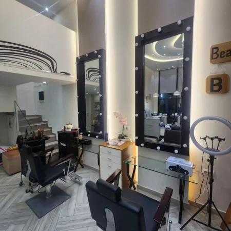 Tirane, shitet ambjent biznesi Kati 0, (pallati me shigjeta)