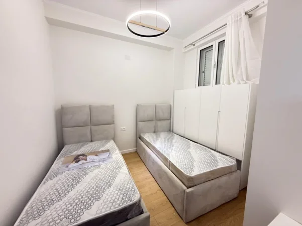 Tirane, jepet me qera apartament 2+1 Kati 1, 95 m² 700 € 
