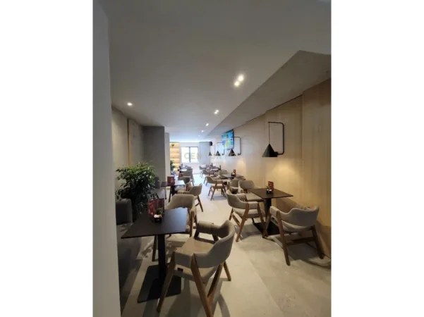 Tirane, shitet lokal Kati 0, 76 m² 300.000 € (ali demi)