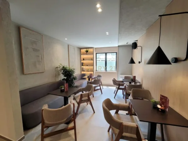 Tirane, shitet lokal Kati 0, 76 m² 300.000 € (ali demi)