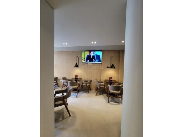 Tirane, shitet lokal Kati 0, 76 m² 300.000 € (ali demi)