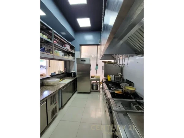 Tirane, shitet lokal Kati 0, 150 m² 120.000 € (rruga e dibers)