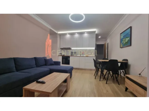 Tirane, jepet me qera apartament 1+1 Kati 3, 65 m² 500 € (Laprake)