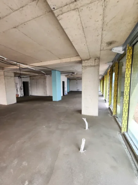 ZYRË ME Qira 300 m2( kati 6 )📍Sheshi Skënderbej / sahati / kulla book building( në zemër të tiranës🥰) Open Space / Gati në korrik  12,000 €/Muaj 🔥