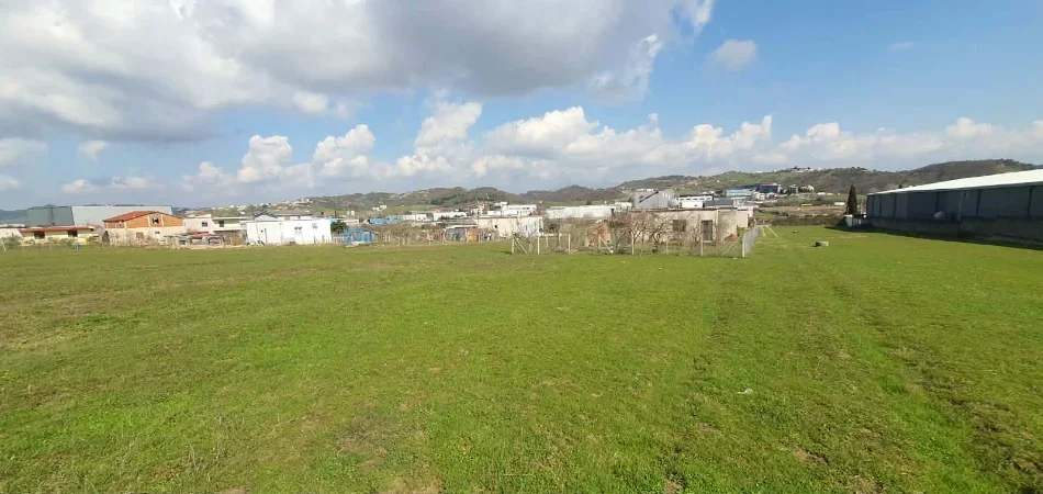 Tirane, shitet nga Pronari, pa-komision magazine Kati 0, 1.760 m² 220.000 € (rruga e serave)