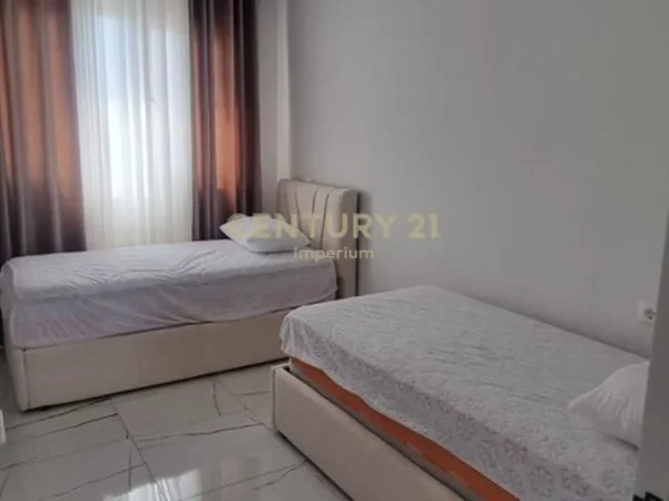 Tirane, jepet me qera apartament 2+1+Ballkon Kati 1, 105 m² 500 € 