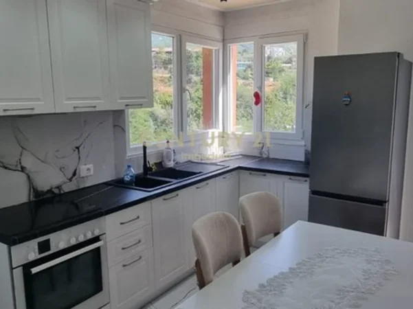Tirane, jepet me qera apartament 2+1+Ballkon Kati 1, 105 m² 500 € 
