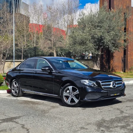 Tirane, shitet makine Mercedes-Benz Nafte, e zeze automatik Klima 208.000 km 18.900 €