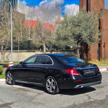 Tirane, shitet makine Mercedes-Benz Nafte, e zeze automatik Klima 208.000 km 18.900 €