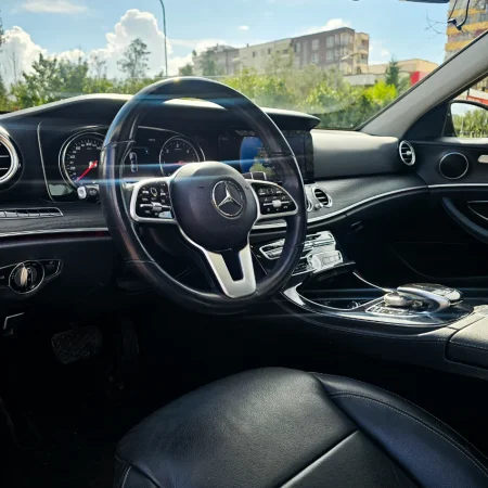 Tirane, shitet makine Mercedes-Benz Nafte, e zeze automatik Klima 208.000 km 18.900 €