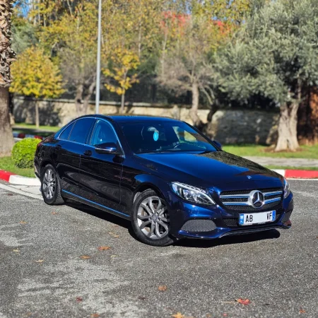 Tirane, shitet makine Mercedes-Benz Nafte, blu e errët automatik Klima 140.000 km 13.900 €