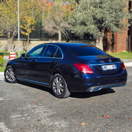 Tirane, shitet makine Mercedes-Benz Nafte, blu e errët automatik Klima 140.000 km 13.900 €