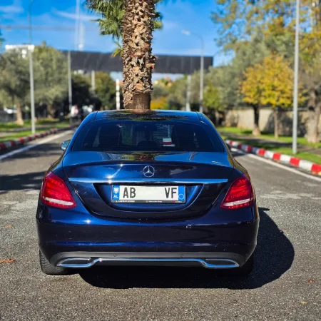Tirane, shitet makine Mercedes-Benz Nafte, blu e errët automatik Klima 140.000 km 13.900 €