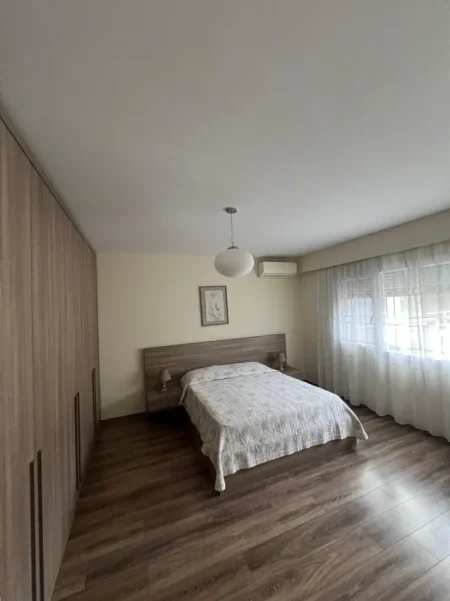 Tirane, jepet me qera apartament 2+1+Aneks+Ballkon Kati 2, 135 m² (Rruga e Vilave)