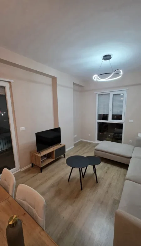 Tirane, jepet me qera apartament 2+1 Kati 5, 90 m² 550 € (Univers City)