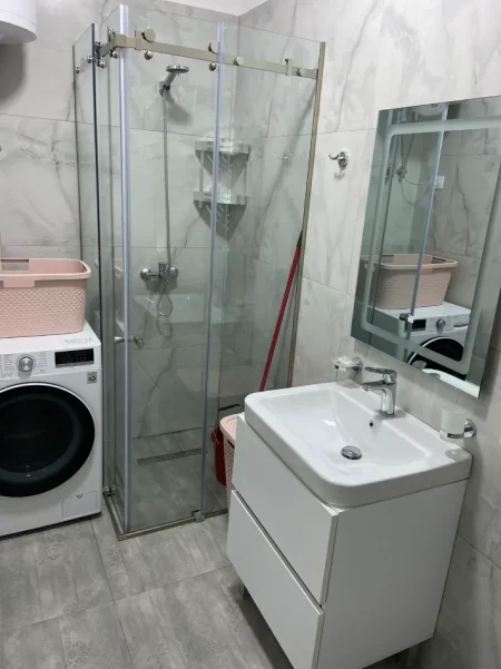 Tirane, jepet me qera apartament 1+1 Kati 5, 