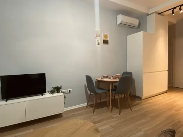 Tirane, jepet me qera apartament 1+1 Kati 5, 