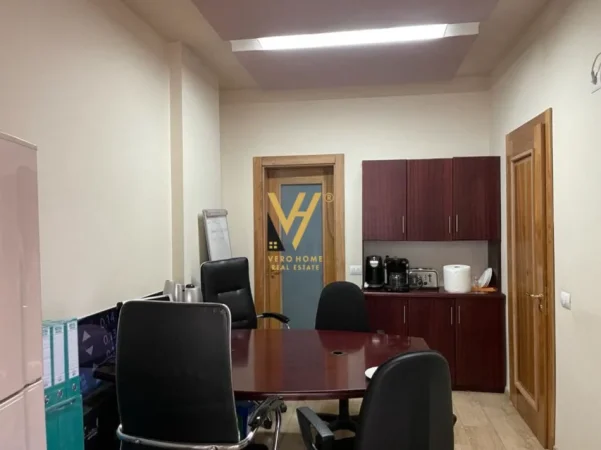 Tirane, jepet me qera zyre Kati 3, 120 m² 1.620 € (QENDER)