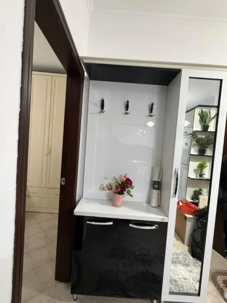 Tirane, jepet me qera apartament 1+1 Kati 3, 70 m² 466 € (Rruga Besim Alla)