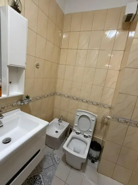Tirane, jepet me qera apartament 1+1 Kati 3, 70 m² 466 € (Rruga Besim Alla)