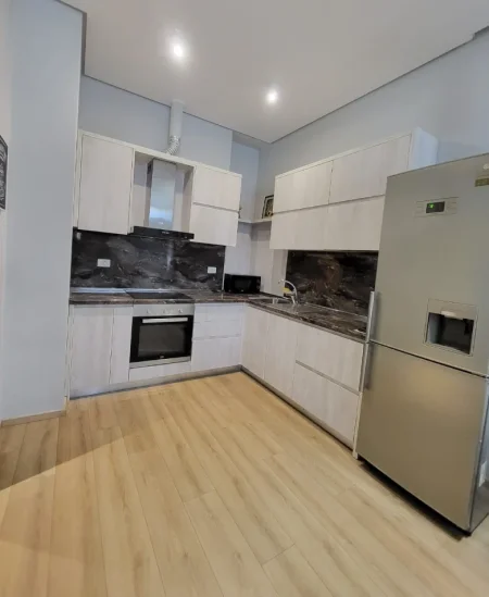 Tirane, jepet me qera apartament 1+1 , 76 m² 950 € 