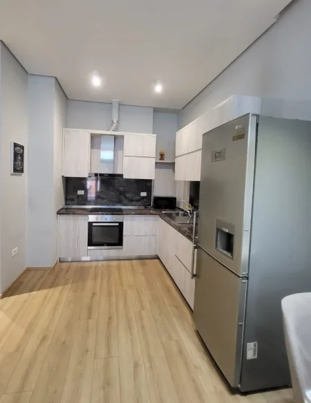 Tirane, jepet me qera apartament 1+1 , 76 m² 950 € 