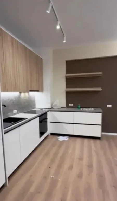 Tirane, jepet me qera zyre Kati 6, 64 m² 500 € (BRRYLI)