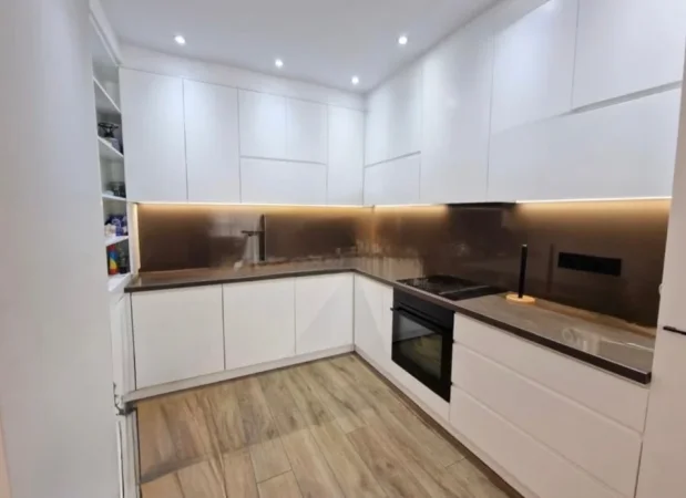 Tirane, jepet me qera apartament 3+1 , 140 m² 1.200 € 