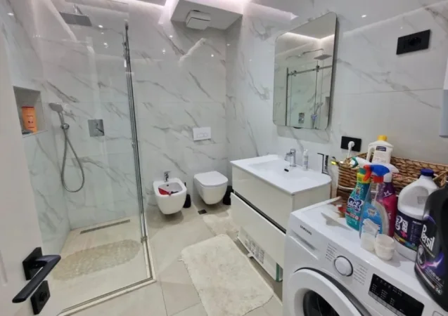 Tirane, jepet me qera apartament 3+1 , 140 m² 1.200 € 