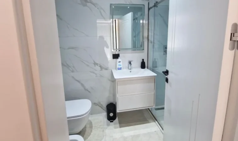 Tirane, jepet me qera apartament 3+1 , 140 m² 1.200 € 