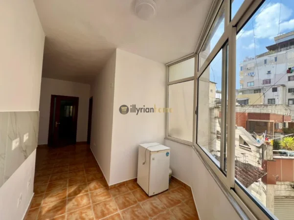 Tirane, jepet me qera apartament Kati 2, 60 m² 450 € (Rruga Petro Nini Luarasi)
