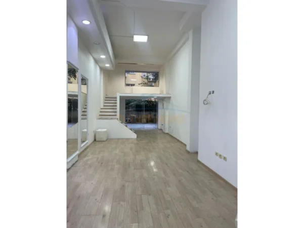 Tirane, jepet me qera ambjent biznesi Kati 0, 71 m² 850 € (Rruga e Kavajës)