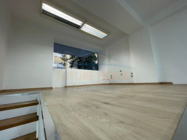 Tirane, jepet me qera ambjent biznesi Kati 0, 71 m² 850 € (Rruga e Kavajës)