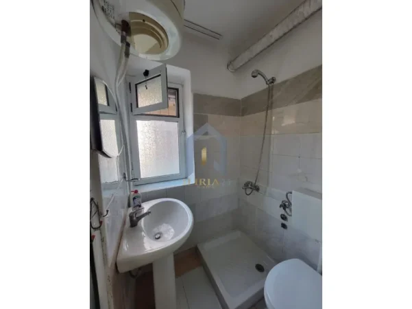 Tirane, jap me qera garsonier 1+1 Kati 1, 35 m² 280 € (Garzoniere me qira ne Xhamllik)